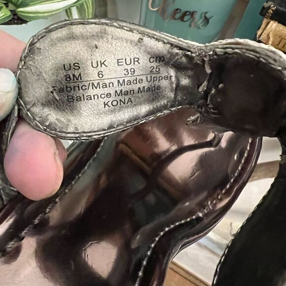 Women’s Carlos Santana metallic dress sandal.  Size 8M - Picture 10 of 11